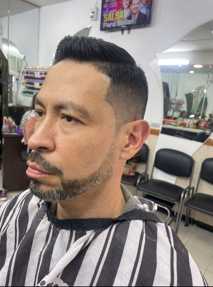 Fade clásico con barba delineada