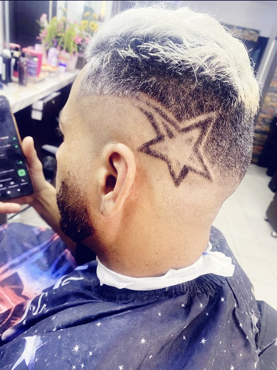 Fade con diseño de estrella y rubio platinado